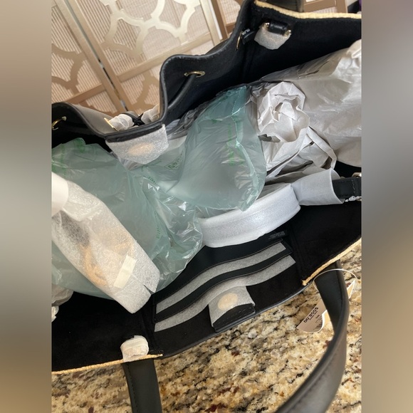 NEW | Michael Kors Large Drawstring Bag Phoebe |
Two-tone - Picture 5 of 9